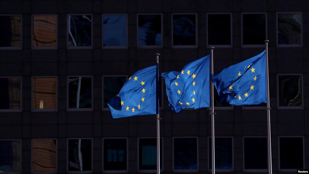 Arhiva - Zastave Evropske unije ispred sedišta Evropske komisije u Briselu, Belgija, 19. februara 2020. (REUTERS/Yves Herman/File Photo)