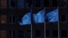 Tres banderas de la UE ondean frente a la sede de la Comisión Europea, en Bruselas, el pasado 19 de febrero de 2020.