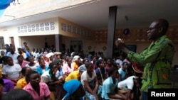 Une discussion autour des violences conjugales et du sida à Agoe-Nyive, dans la banlieue de Lomé, le 15 avril 2013. 