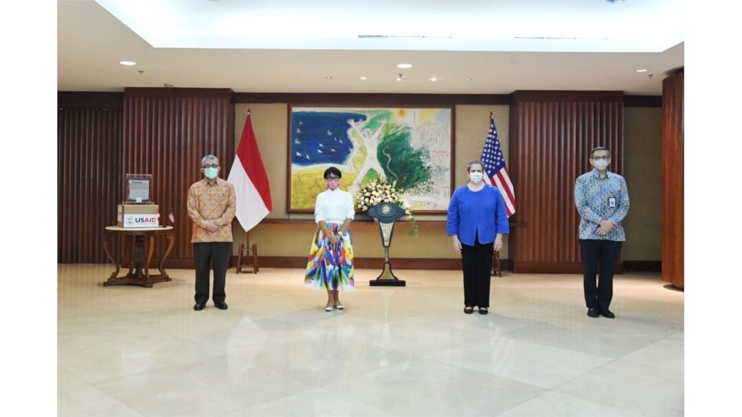 Pemerintah Amerika Serikat pada Selasa (28/7) menyerahkan secara simbolis bantuan seratus ventilator dari seribu yang dijanjikan kepada pemerintah Indonesia. (Kemenlu)