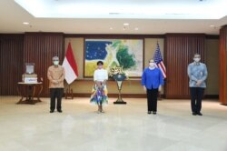 Pemerintah Amerika Serikat pada Selasa (28/7) menyerahkan secara simbolis bantuan seratus ventilator dari seribu yang dijanjikan kepada pemerintah Indonesia. (Kemenlu)