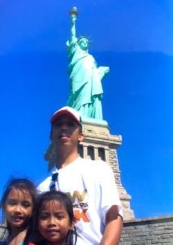 Mariella, Maris and their father, Mario Medina, visit the Statue of Liberty in 2005. (Maris Medina/VOA)