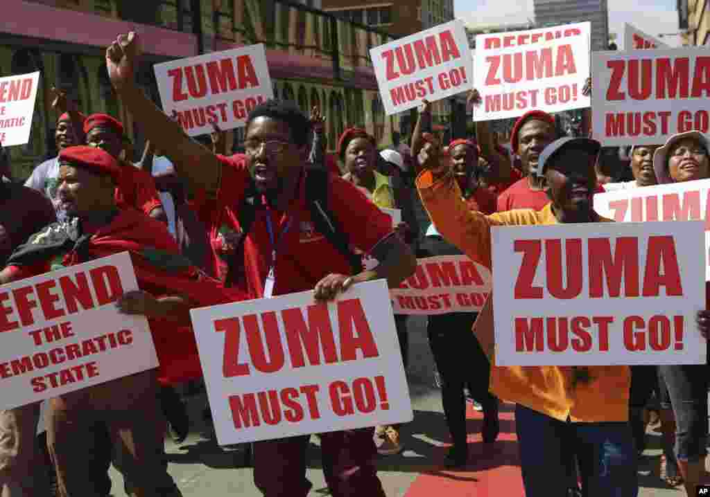 Manifestantes com cartazes&nbsp; exigindo saída de Zuma.