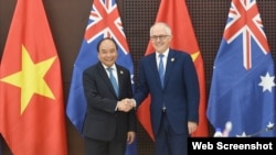 Thủ tướng Việt Nam Nguyễn Xuân Phúc và Thủ tướng Úc Malcolm Turnbull tại Canberra. Người đứng đầu chính phủ Việt Nam vừa kêu gọi các công ty của Úc "nhanh chân" đầu tư vào Việt Nam.