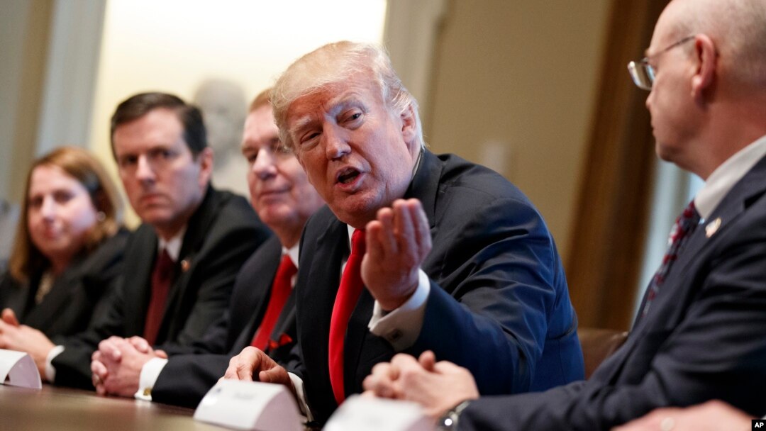 Presiden AS Donald Trump berbicara dalam pertemuan dengan para eksekutif industri baja dan alumunium Amerika di Gedung Putih, Kamis (1/3). 