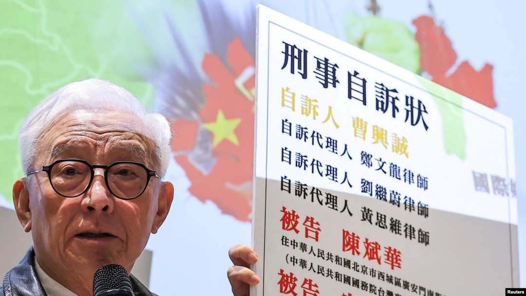受到中国制裁的台湾商人曹兴诚在台北接受媒体采访