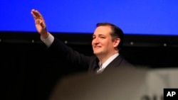 Ted Cruz salue la foule à Whichita, dans le Kansas, samedi 5 mars 2016. (AP Photo/Orlin Wagner)