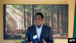 Le président zambien Hakainde Hichilema, alors candidat du parti d'opposition United Party for National Development (UPND) donne une conférence de presse à sa résidence, à Lusaka, le 11 août 2021.