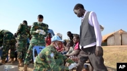 صلحبانان سازمان ملل متحد در اردوگاه آوارگان در جوبا به ۴۵،۰۰۰ آواره جنگ داخلی در سودان جنوبی کمک می رسانند - دسامبر ۲۰۱۳