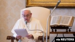 El papa Francisco habla durante la audiencia general semanal el miércoles, 19 de agosto de 2020, en el Vaticano.
