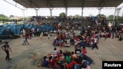 Migrantes venezolanos son vistos dentro de un coliseo donde se instaló un campamento temporal, luego de huir de su país debido a operaciones militares, según la agencia colombiana de migración, en Arauquita, Colombia, 26 de marzo de 2021.