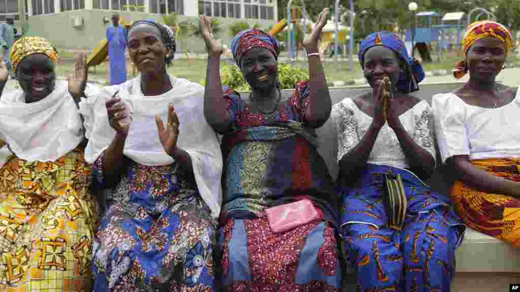 Les parents des lycéennes enlevées attendent l&#39;arrivée de leurs filles, à Abuja, au Nigéria, le samedi 20 mai 2016.