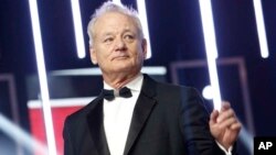 Este premio se entrega a aquellos que influyen en la sociedad en la tradición del escritor, satírico y comentarista social Samuel Clemens, mejor conocido como Mark Twain.