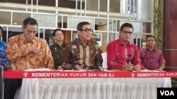 Menteri Hukum dan HAM Yasonna Laoly (tengah) dan Muladi (kiri) saat menggelar konferensi pers di Jakarta, Jumat (20/9/2019). (Foto: VOA/Sasmito)