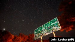 Un panneau annonce que la route 375, dans le Nevada, près du célèbre site de la zone 51, est l'autoroute "extraterrestre", photo prise le 22 juillet 2019.