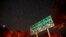 Un panneau annonce que la route 375, dans le Nevada, près du célèbre site de la zone 51, est l'autoroute "extraterrestre", photo prise le 22 juillet 2019.