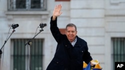 ARCHIVO - El líder opositor venezolano Edmundo González saluda a sus partidarios en la Puerta del Sol, en el centro de Madrid, España, el 28 de septiembre de 2024. (Foto AP/Bernat Armangue)