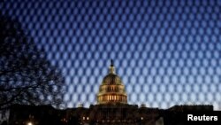 El Capitolio de Estados Unidos es visto mientras miembros demócratas de la Cámara preparan un artículo de juicio político contra el presidente de Estados Unidos, Donald Trump, en Washington, Estados Unidos, el 12 de enero de 2021. REUTERS / Joshua Roberts