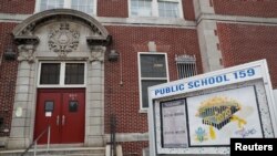 Entrada a la escuela pública 159 en Queens, Nueva York. Julio 8, 2020.