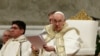 Папа Римский Франциск возглавляет Пасхальную вигилию в базилике Святого Петра в Ватикане, 8 апреля 2023 года.