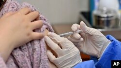 26일 한국 서울의 한 양로원 직원이 아스트라제네카의 신종 코로나바이러스 백신을 맞고 있다.