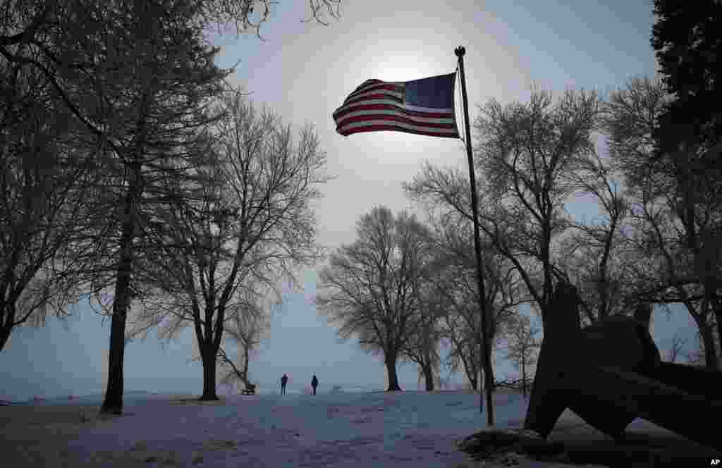 اگرچہ آئیووا میں ان دنوں سخت سردی ہے۔ چاروں طرف برف ہی برف پڑی ہے۔ لیکن پھر بھی تمام ڈیموکریٹک پارٹی امیدوار، اُن کے حامی اور رضاکار سرگرم ہیں۔