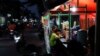 Orang-orang tengah menikmati makan malam di tenda jajanan kaki lima saat pelonggaran PPKM di tengah pandemi COVID-19, di Jakarta, 28 Juli 2021. (Foto: REUTERS/Willy Kurniawan)