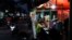 Orang-orang tengah menikmati makan malam di tenda jajanan kaki lima saat pelonggaran PPKM di tengah pandemi COVID-19, di Jakarta, 28 Juli 2021. (Foto: REUTERS/Willy Kurniawan)