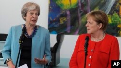 PM Inggris Theresa May dan Kanselir Jerman Angela Merkel dalam pertemuan di Berlin tahun lalu (foto: dok). 