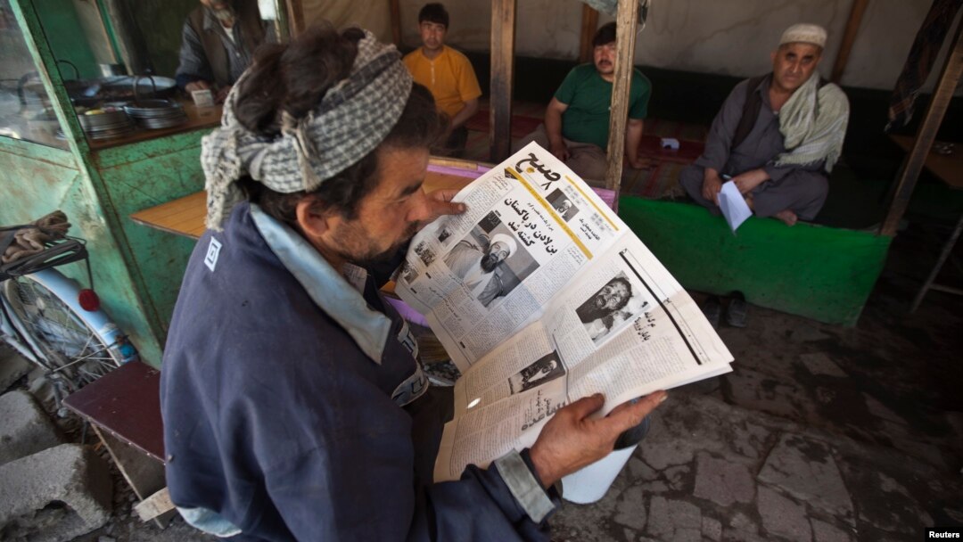 Seorang warga Afghanistan membaca surat kabar di Kabul (foto: dok). Afghanistan menindak keras sebuah surat kabar yang kritis terhadap pemerintah.
