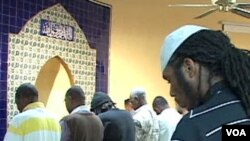 Ibadah shalat tarawih berjamaah di Masjid Muhammad, Washington, DC. Zarinah Shakir adalah salah satu aktivis di Masjid Muhammad ini.