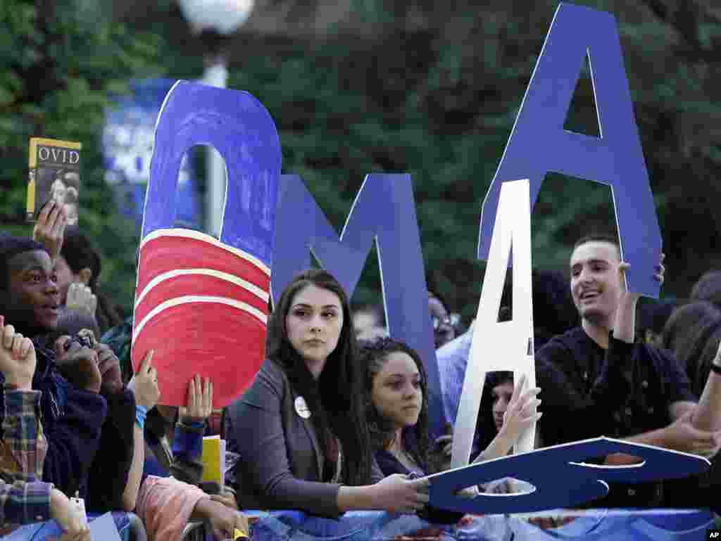 Para mahasiswa pendukung Presiden Barack Obama di kampus Universitas Hofstra, Hempstead, New York.