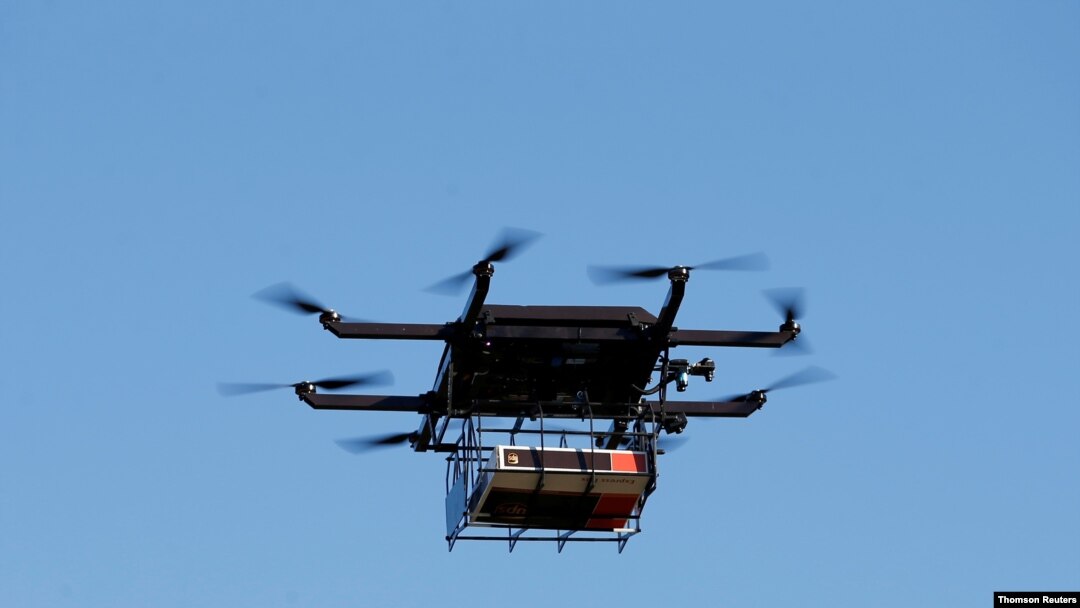 Un dron no tripulado demuestra sus capacidades sobre un camión de UPS durante una prueba en Lithia, Florida.