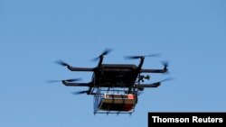Un dron no tripulado demuestra sus capacidades sobre un camión de UPS durante una prueba en Lithia, Florida.