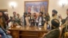 Pasukan Taliban menguasai istana kepresidenan Afghanistan setelah Presiden Afghanistan Ashraf Ghani melarikan diri dari negara itu, di Kabul, Afghanistan, Minggu, 15 Agustus 2021. (Foto: AP/Zabi Karimi)