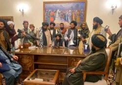 Los talibanes toman el control del palacio presidencial afgano después de que el presidente afgano Ashraf Ghani huyera del país, en Kabul, Afganistán, el domingo 15 de agosto de 2021.