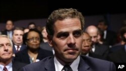 Hunter Biden, putera Wakil Presiden AS Joe Biden, saat menunggu debat Cawapres AS di Centre College, Danville, Ky (Foto: dok). Hunter Biden dikeluarkan dari Angkatan Laut AS karena positif menggunakan kokain.