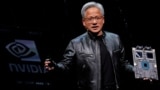 CEO Nvidia Jensen Huang memperkenalkan platform NVIDIA Blackwell di sebuah acara menjelang forum COMPUTEX, di Taipei (foto: dok). 