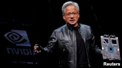 CEO Nvidia Jensen Huang memperkenalkan platform NVIDIA Blackwell di sebuah acara menjelang forum COMPUTEX, di Taipei (foto: dok). 