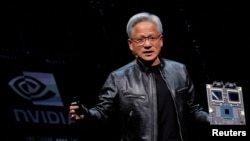Nvidia CEO'su Jensen Huang, 2 Haziran'da Tayvan'ın Taipei kentinde COMPUTEX forumu öncesinde düzenlenen bir etkinlikte NVIDIA Blackwell platformunu tanıttı.