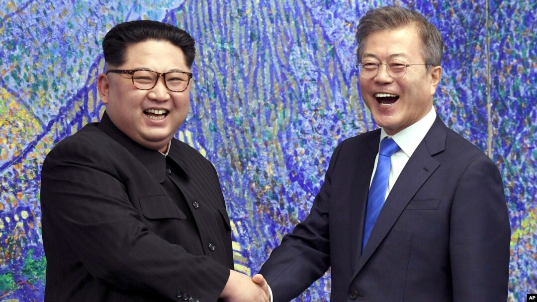 Pemimpin Korut Kim Jong Un (kiri) dan Presiden Korsel Moon Jae-in dalam pertemuan di Panmunjom, 27 April 2018 lalu. 