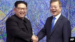 Archivo. El íder de Correa del Norte, Kim Jong Un, (izquierda) y el presidente de Corea del Sur, Moon Jae-in en Panmunjom en la zona desmilitarizada, Corea del Sur el 27 de abril de 2018.