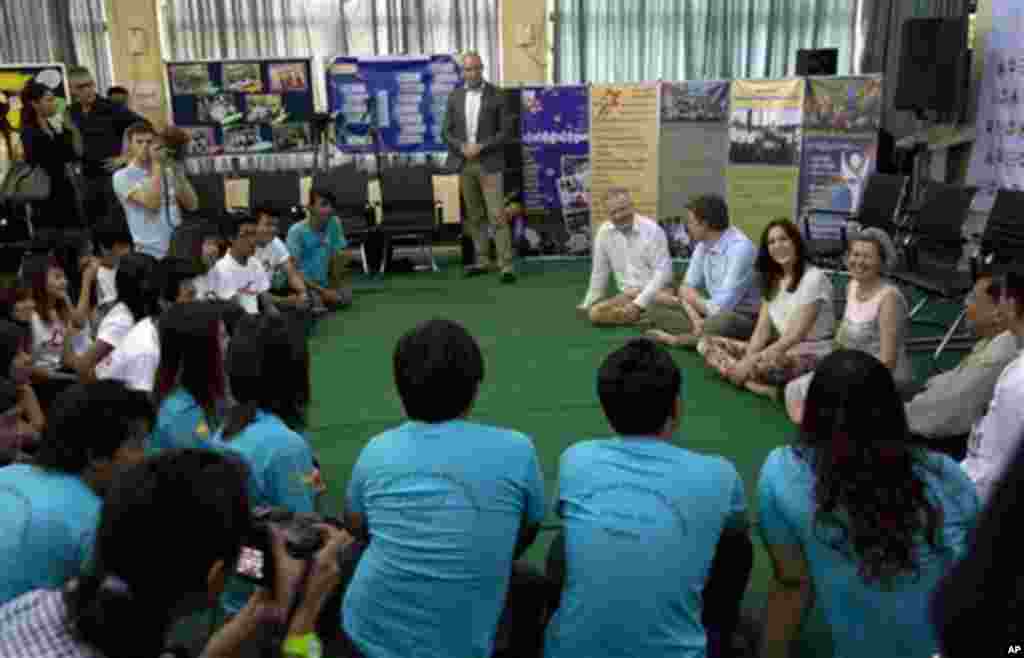 From right, Kyaw Myint Naing, President of Myanmar Medical Association, UNFPA Myanmar Representative Janet Jackson, Denmark’s crown princess Mary, Danish minister for development cooperation Rasmus Helveg Petersen, and Danish Ambassader to Thailand, Cambo