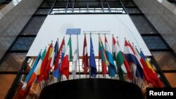 Bendera negara-negara anggota Uni Eropa terlihat dipasang di kantor pusat Uni Eropa di Brussels, Belgia, 14 Desember 2016 (Foto: dok).