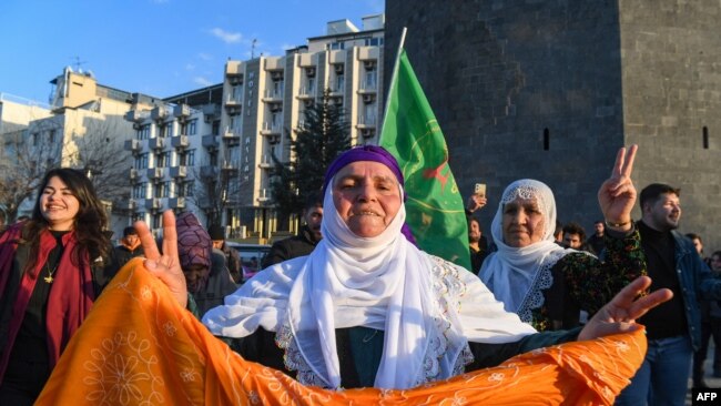 Seorang pendukung memberikan tanda kemenangan setelah pemimpin Partai Pekerja Kurdistan (PKK) yang dipenjara, Abdullah Ocalan, 75, PKK untuk melucuti dan membubarkan diri di Diyarbakir, Turki tenggara, 27 Februari 2025. (Foto: Ilyas Akengin/AFP)