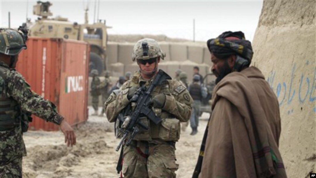 Pasukan NATO melakukan patroli di luar pangkalan militer di Afghanistan (foto: dok). Serangan bom menghantam posko penjagaan pasukan koalisi menewaskan 21 orang (20/6).