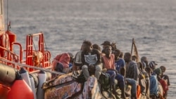 Sebuah kapal dari Senegal yang membawa 136 migran tiba di pelabuhan La Restinga di El Hierro, Kepulauan Canary, pada 28 November 2024, setelah diselamatkan oleh Badan SAR Maritim Spanyol. (Foto: AFP/Antonio Sempere)