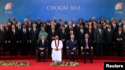 Pimpinan negara-negara persemakmuran berfoto dengan Pangeran Charles dari Inggris dan tuan rumah, Presiden Sri Lanka Mahinda Rajapaksa, saat acara pembukaan KTT Persemakmuran di Sri Lanka (15/11/2013). 