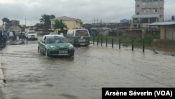 Difficile circulation automobile après la pluie, au quartier Mikalou, le 9 janvier 2020. (VOA/Arsène Séverin)