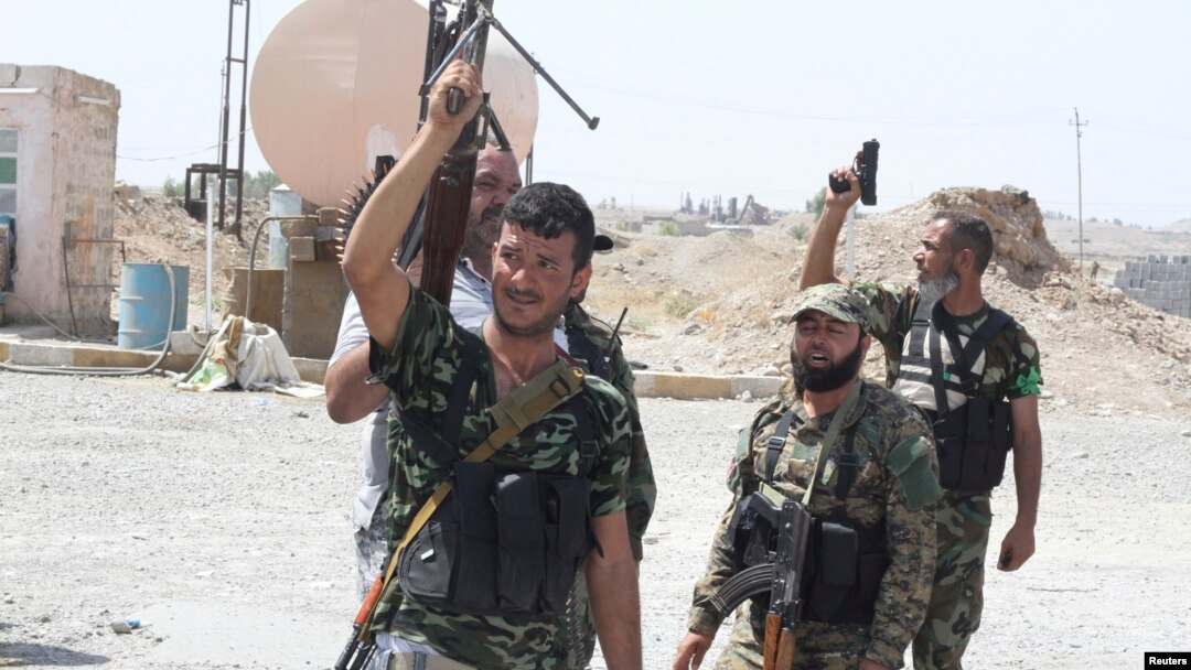 Relawan Shii'te bersenjata dalam operasi melawan militan ISIS di Tuz Khurmatu, Irak, 31 Agustus 2014. 